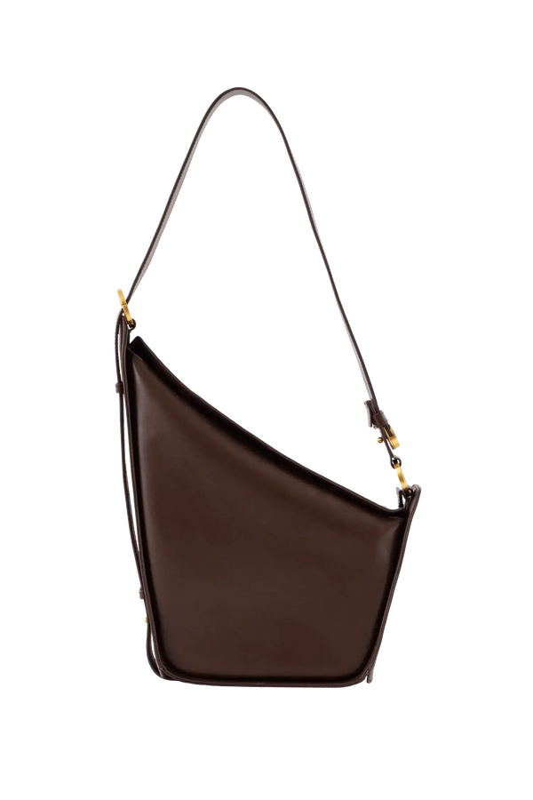 Bolsa em couro legítimo na cor marrom claro com fechamento por zíper e alça de ombro confortável, design sofisticado e funcional ideal para o dia a dia.