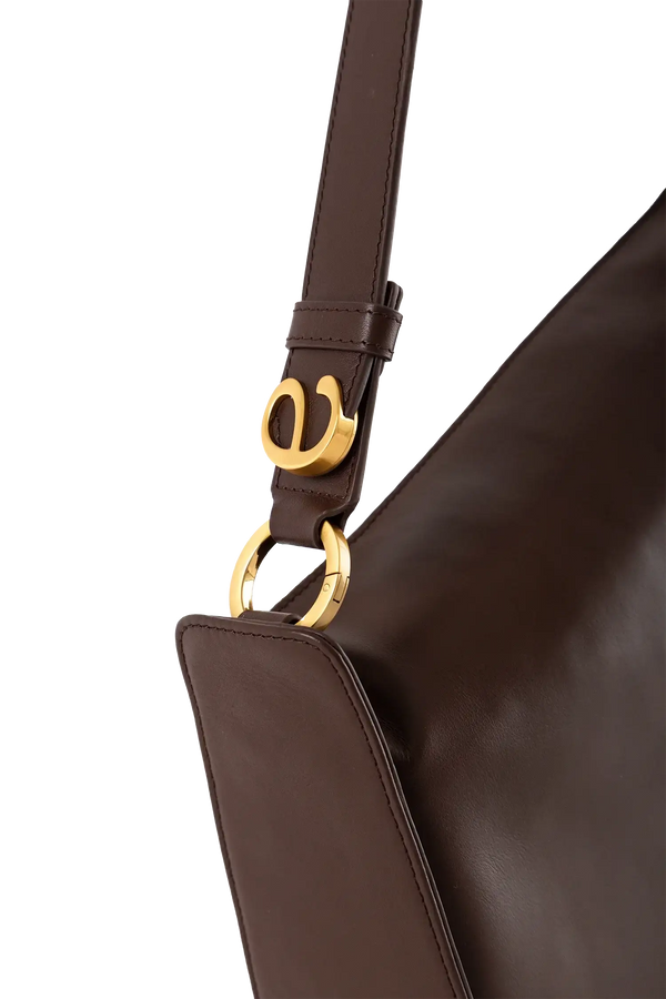 Bolsa em couro legítimo na cor marrom claro com fechamento por zíper e alça de ombro confortável, design sofisticado e funcional ideal para o dia a dia.
