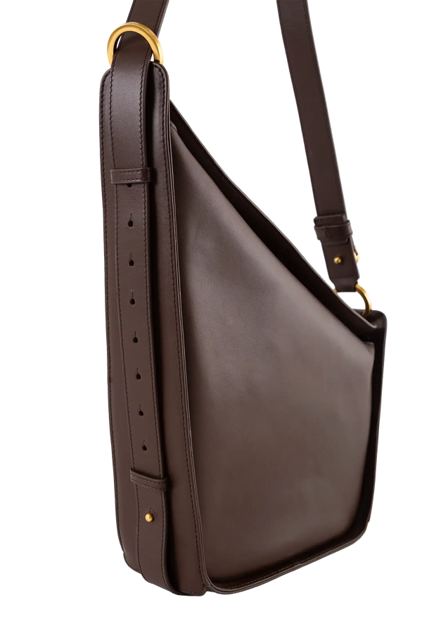 Bolsa em couro legítimo na cor marrom claro com fechamento por zíper e alça de ombro confortável, design sofisticado e funcional ideal para o dia a dia.