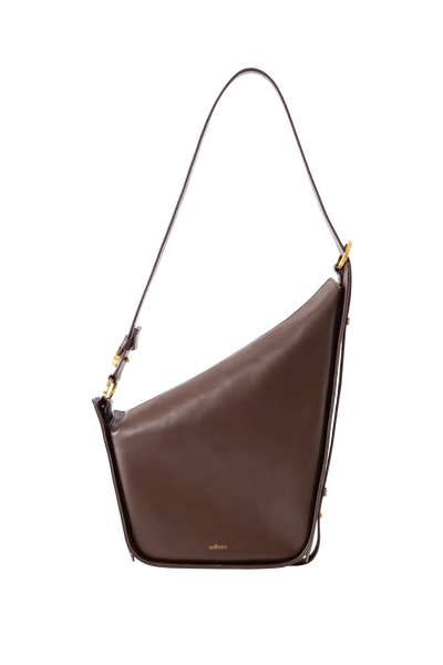 Bolsa em couro legítimo na cor marrom claro com fechamento por zíper e alça de ombro confortável, design sofisticado e funcional ideal para o dia a dia.
