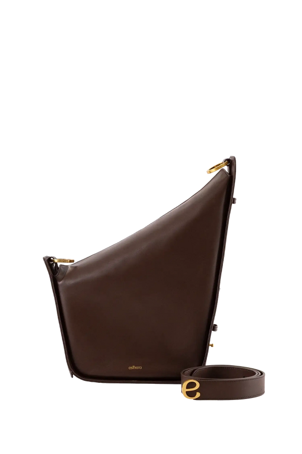 Bolsa em couro legítimo na cor marrom claro com fechamento por zíper e alça de ombro confortável, design sofisticado e funcional ideal para o dia a dia.