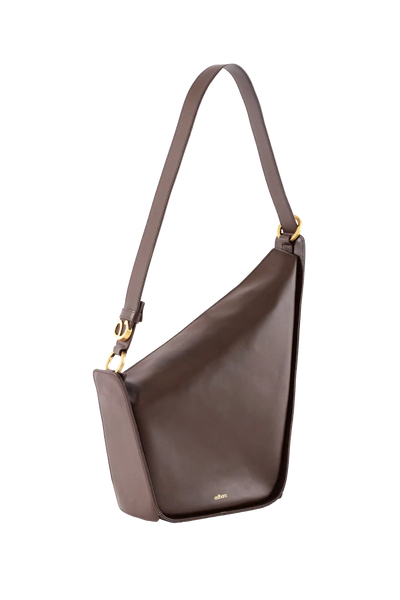 Bolsa em couro legítimo na cor marrom claro com fechamento por zíper e alça de ombro confortável, design sofisticado e funcional ideal para o dia a dia.