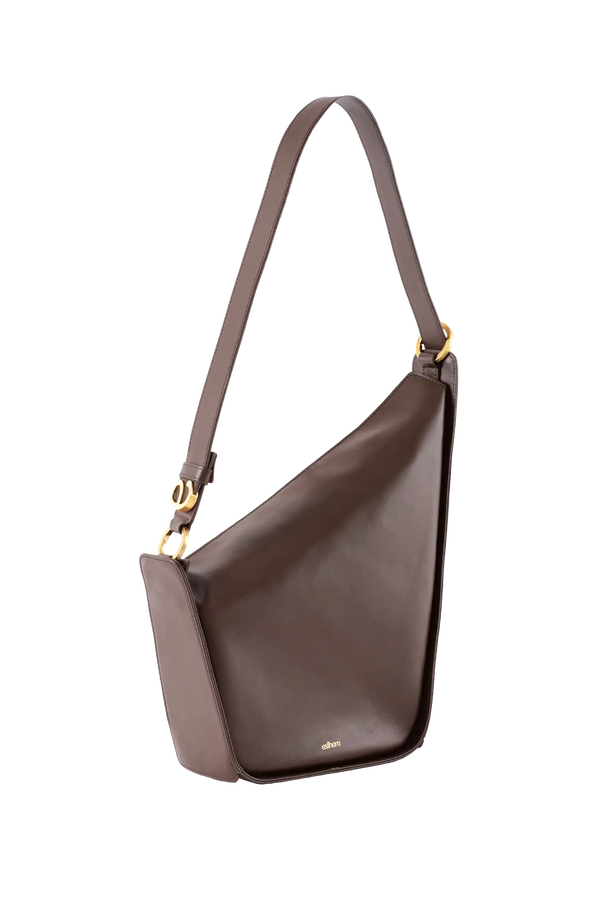 Bolsa em couro legítimo na cor marrom claro com fechamento por zíper e alça de ombro confortável, design sofisticado e funcional ideal para o dia a dia.