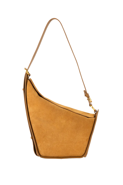 Bolsa em camurça na cor com tom elegante com fechamento por zíper e alça de ombro confortável, design sofisticado e funcional ideal para o dia a dia.