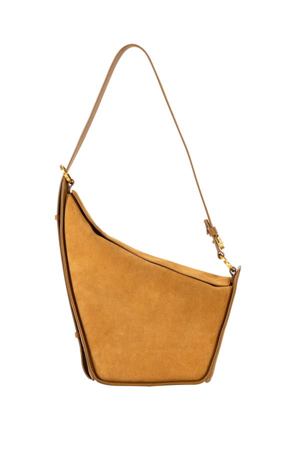 Bolsa em camurça na cor com tom elegante com fechamento por zíper e alça de ombro confortável, design sofisticado e funcional ideal para o dia a dia.