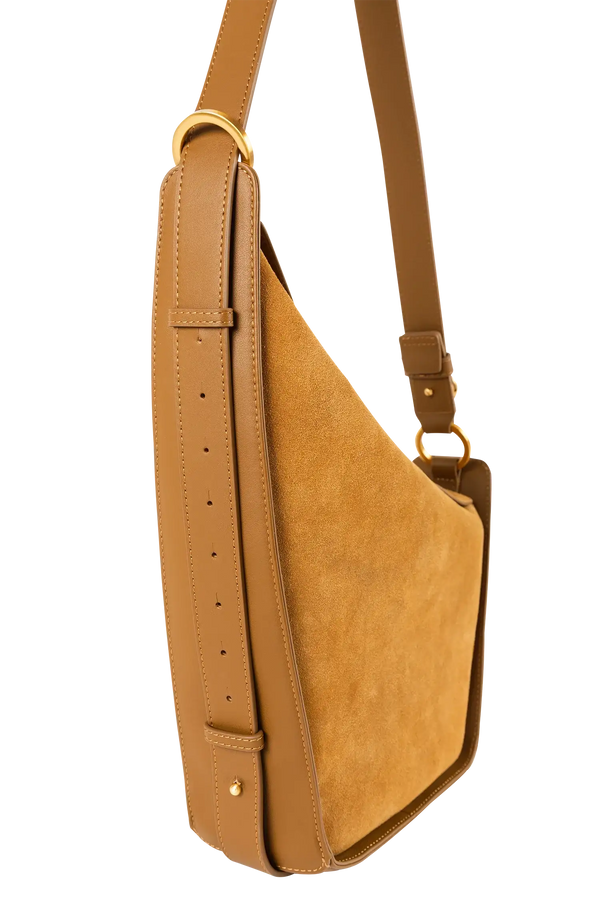 Bolsa em camurça na cor com tom elegante com fechamento por zíper e alça de ombro confortável, design sofisticado e funcional ideal para o dia a dia.