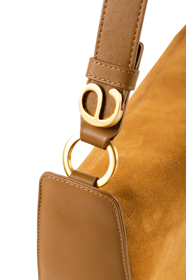Bolsa em camurça na cor com tom elegante com fechamento por zíper e alça de ombro confortável, design sofisticado e funcional ideal para o dia a dia.