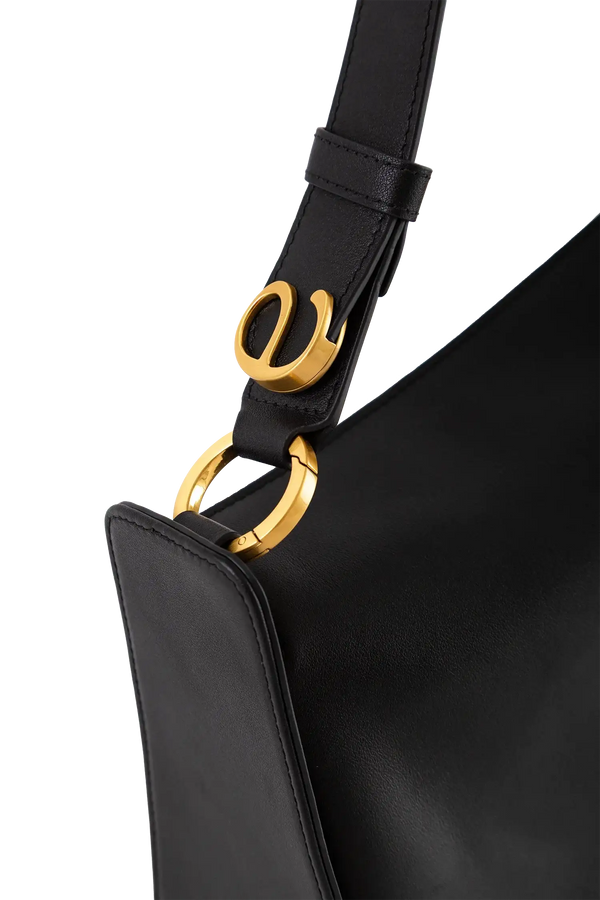 Bolsa em couro legítimo na cor preta com fechamento por zíper e alça de ombro confortável, design sofisticado e funcional ideal para o dia a dia.