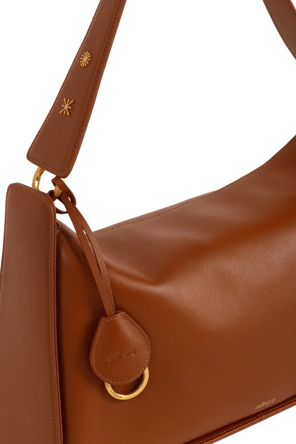 Bolsa de ombro em couro legítimo na cor marrom claro com fechamento por zíper e alça de ombro confortável, design sofisticado e funcional ideal para o dia a dia.