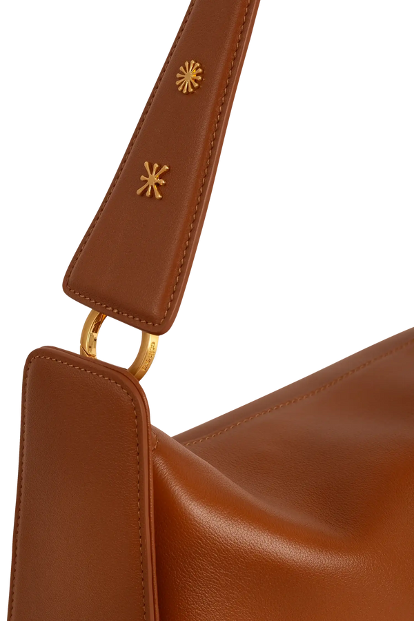 Bolsa de ombro em couro legítimo na cor marrom claro com fechamento por zíper e alça de ombro confortável, design sofisticado e funcional ideal para o dia a dia.
