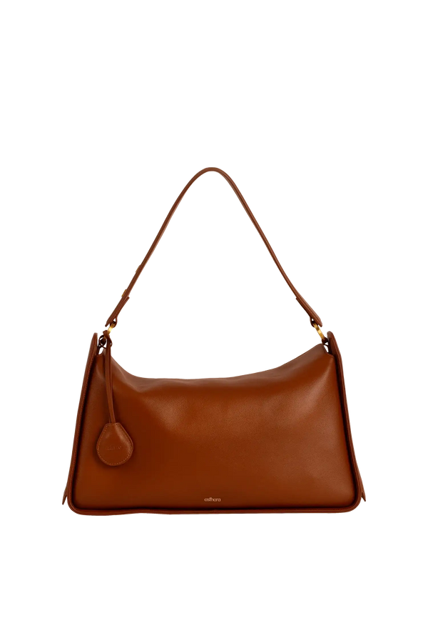 Bolsa de ombro em couro legítimo na cor marrom claro com fechamento por zíper e alça de ombro confortável, design sofisticado e funcional ideal para o dia a dia.