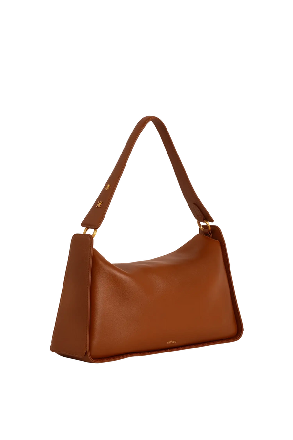 Bolsa de ombro em couro legítimo na cor marrom claro com fechamento por zíper e alça de ombro confortável, design sofisticado e funcional ideal para o dia a dia.