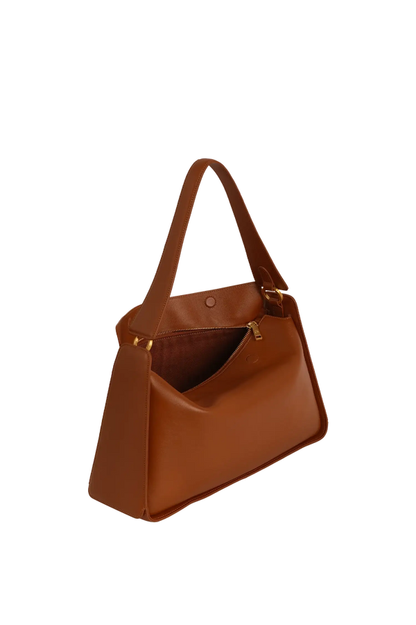 Bolsa de ombro em couro legítimo na cor marrom claro com fechamento por zíper e alça de ombro confortável, design sofisticado e funcional ideal para o dia a dia.