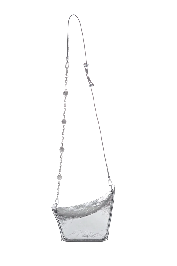 Bolsa tiracolo em couro legítimo na cor com tom elegante com fechamento seguro e alça ajustável confortável, design sofisticado e funcional ideal para o dia a dia.