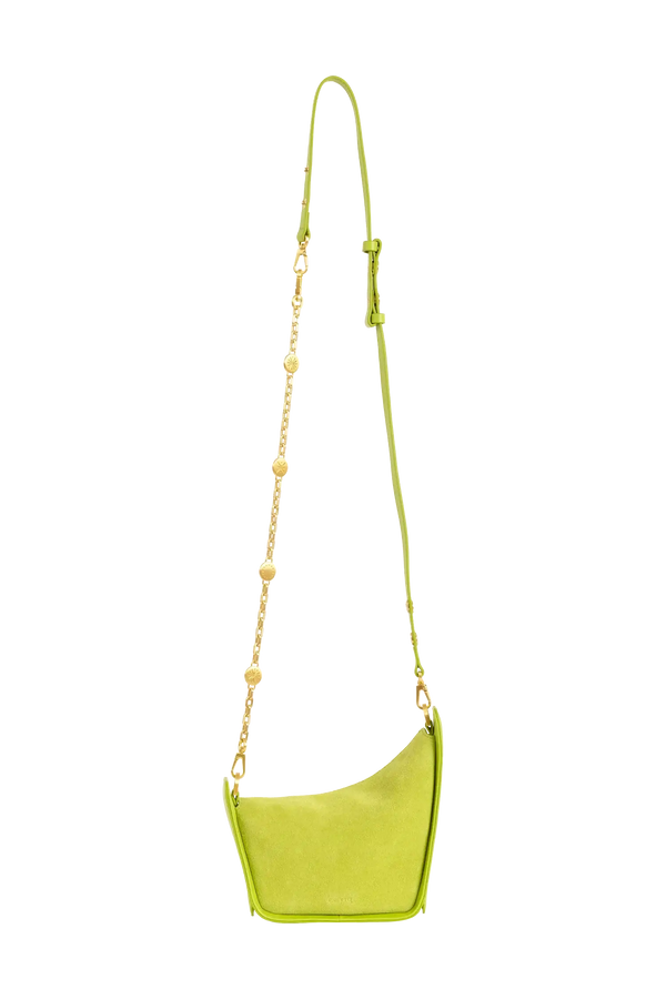 Bolsa tiracolo em couro legítimo na cor com tom elegante com fechamento seguro e alça ajustável confortável, design sofisticado e funcional ideal para o dia a dia.