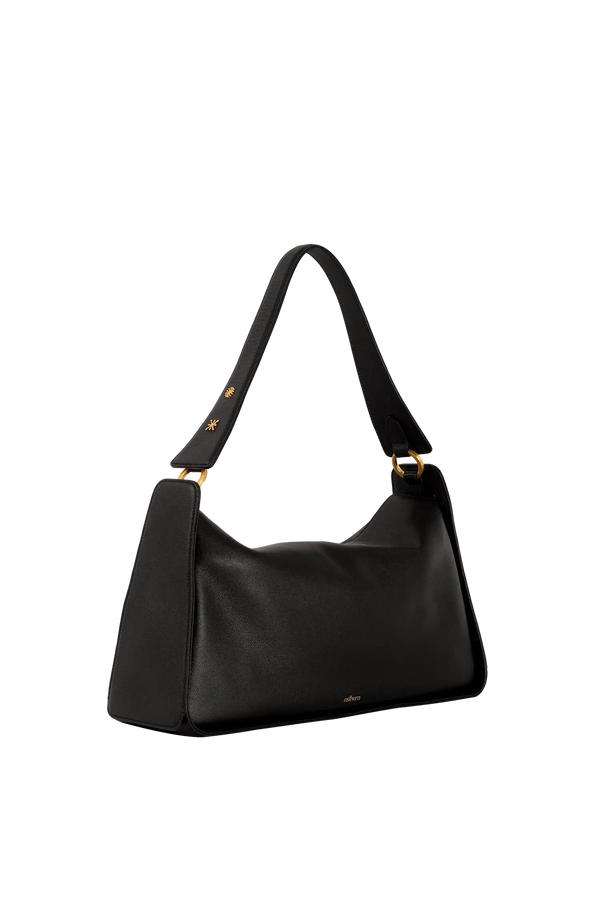 Bolsa de ombro em couro legítimo na cor preta com fechamento por zíper e alça de ombro confortável, design sofisticado e funcional ideal para o dia a dia.