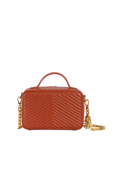 Bolsa pequena em tom terroso com costura em zig-zag e alça de corrente dourada, design sofisticado e funcional