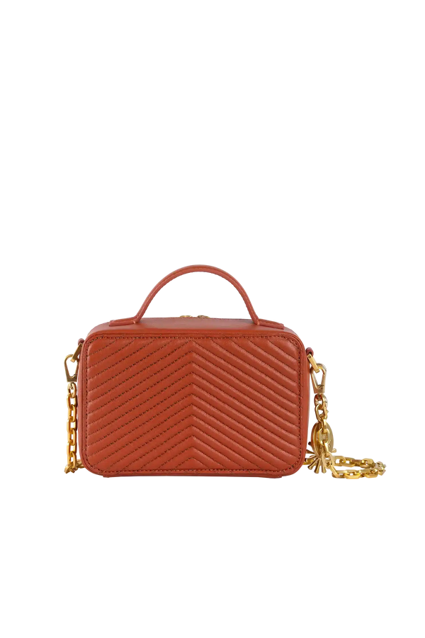 Bolsa pequena em tom terroso com costura em zig-zag e alça de corrente dourada, design sofisticado e funcional