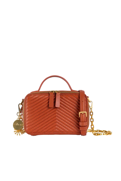 Bolsa laranja com costura em V, alça de corrente dourada e detalhe de logo