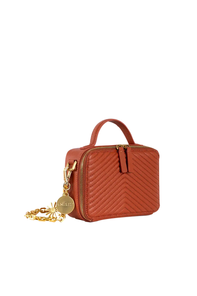 Bolsa pequena em couro com costura em V, alça de corrente dourada e design brasileiro sofisticado