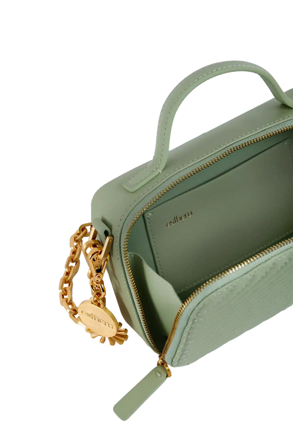 Bolsa verde-água com detalhes dourados e corrente, design brasileiro sofisticado