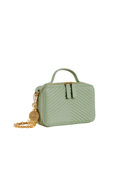 Bolsa verde menta com costura em V e detalhes dourados, design brasileiro sofisticado