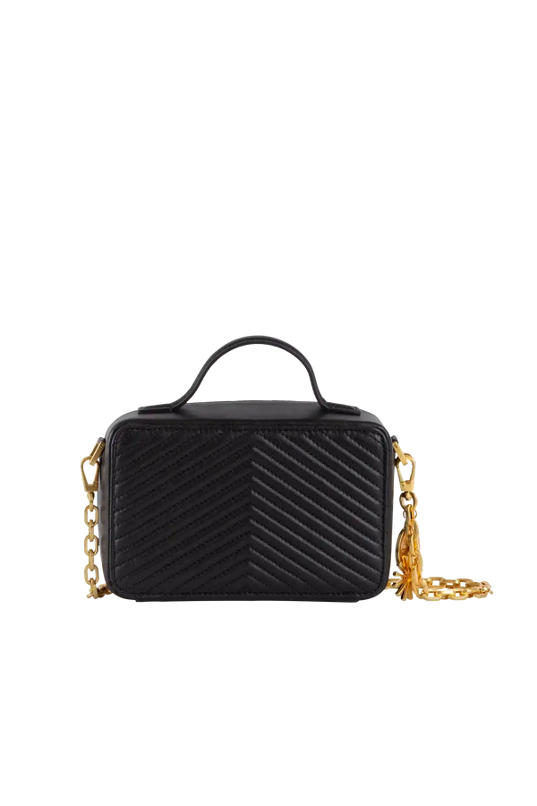 Bolsa preta com textura em V e alça dourada, design sofisticado e funcional