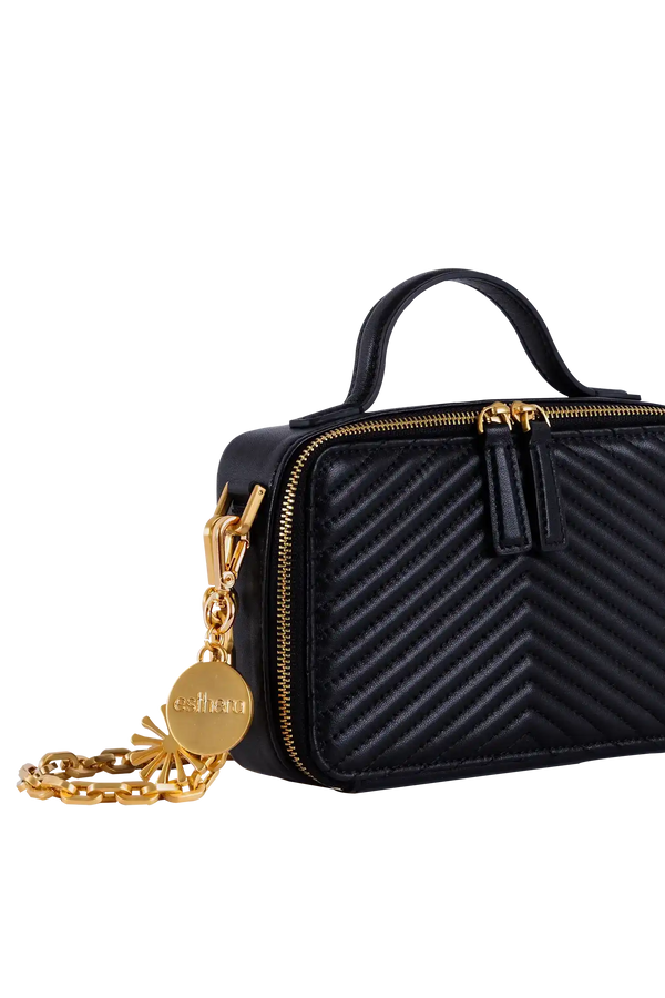 Bolsa preta com textura em zig-zag e detalhes dourados, ideal para acessórios e uso diário.