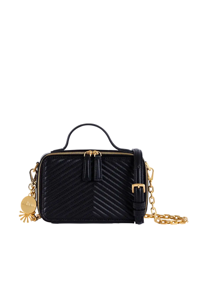 Bolsa preta com textura em V, alça de corrente dourada e detalhes elegantes