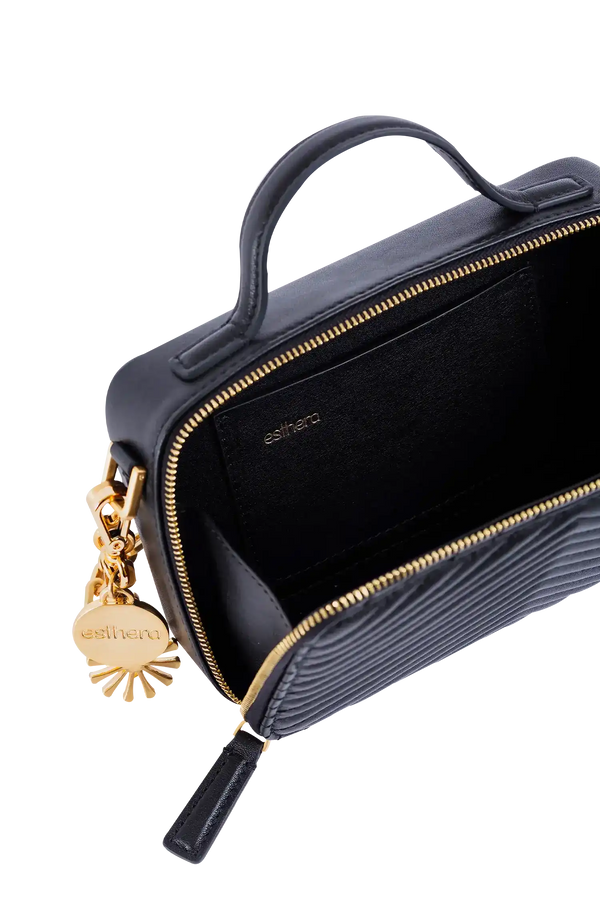 Bolsa preta com zíper dourado e detalhe em couro texturizado, ideal para acessórios e objetos com design sofisticado.