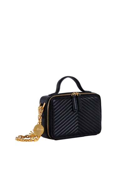 Bolsa preta com textura em zig-zag e detalhes dourados, ideal para acessórios e uso diário.