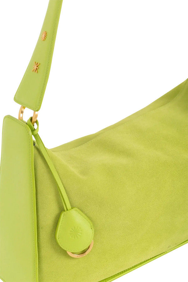 Bolsa de ombro em couro legítimo na cor com tom elegante com fechamento por zíper e alça de ombro confortável, design sofisticado e funcional ideal para o dia a dia.