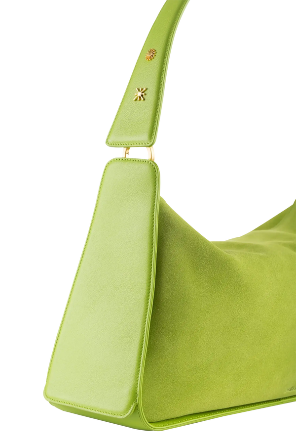 Bolsa de ombro em couro legítimo na cor com tom elegante com fechamento por zíper e alça de ombro confortável, design sofisticado e funcional ideal para o dia a dia.