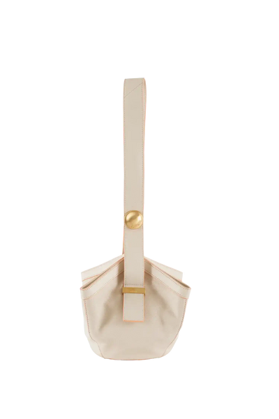 Bolsa de couro bege com alça longa e detalhes dourados, design minimalista e sofisticado