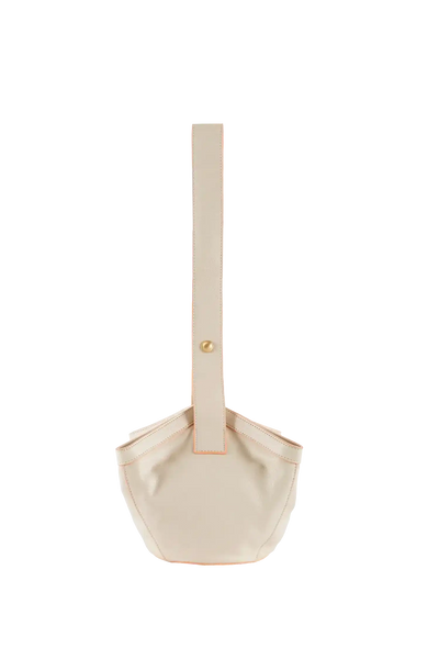 Bolsa minimalista em tom claro com alça longa e detalhe dourado, ideal para uso diário e sofisticado.