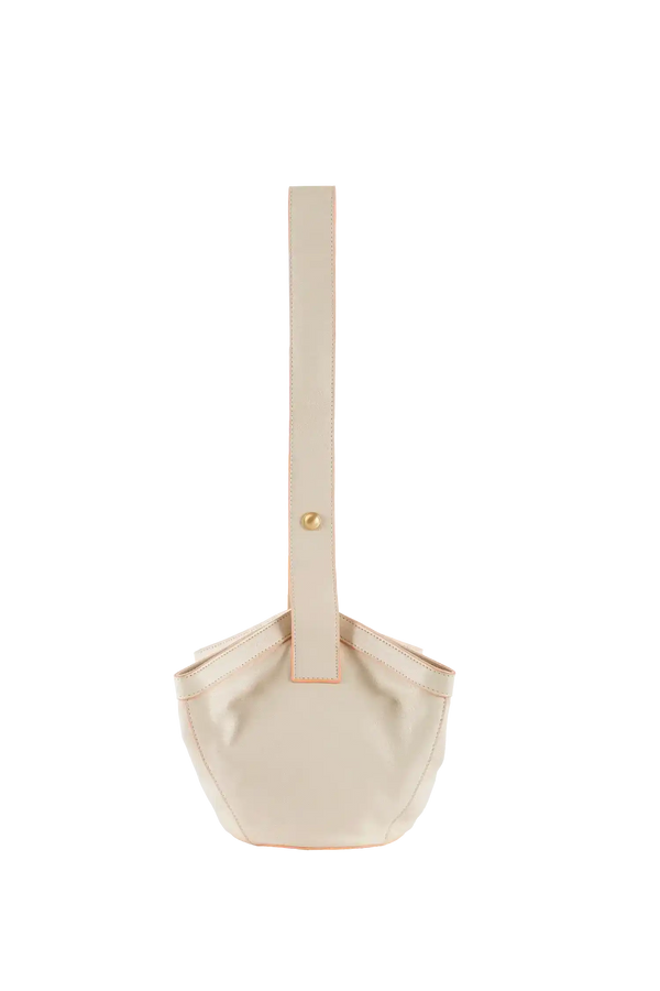 Bolsa minimalista em tom claro com alça longa e detalhe dourado, ideal para uso diário e sofisticado.