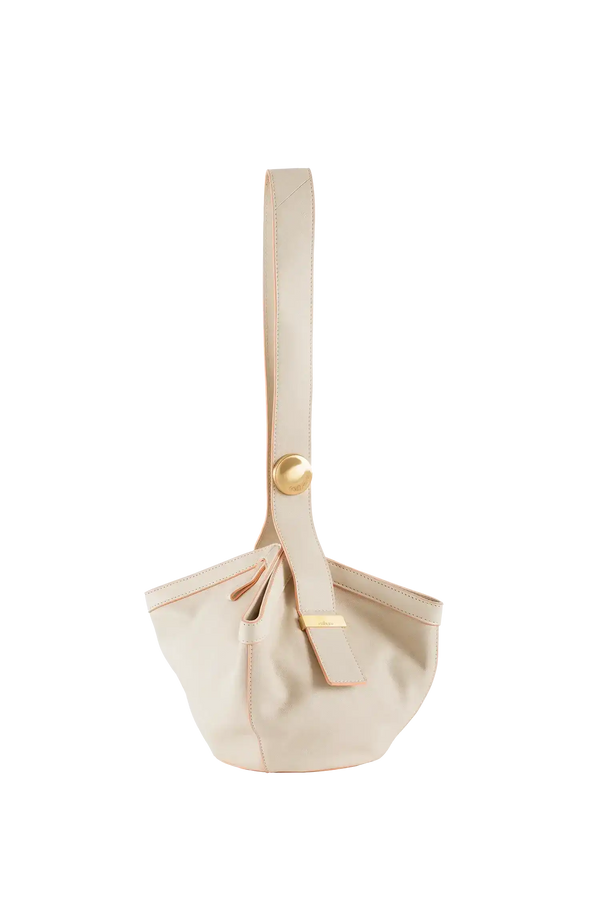 Bolsa bege com alça longa e detalhes dourados, design sofisticado e funcional