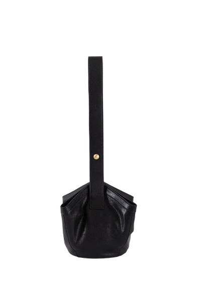 Bolsa preta com alça longa e detalhe dourado, design sofisticado e funcional