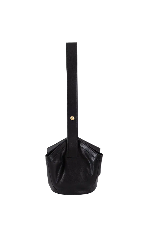 Bolsa preta com alça longa e detalhe dourado, design sofisticado e funcional