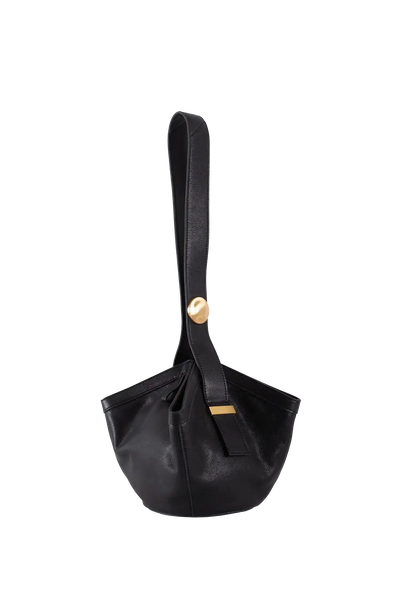 Bolsa preta elegante com detalhes dourados e alça longa, design brasileiro sofisticado