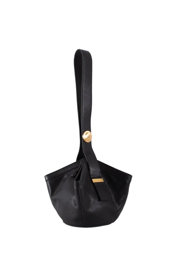 Bolsa preta elegante com detalhes dourados e alça longa, design brasileiro sofisticado