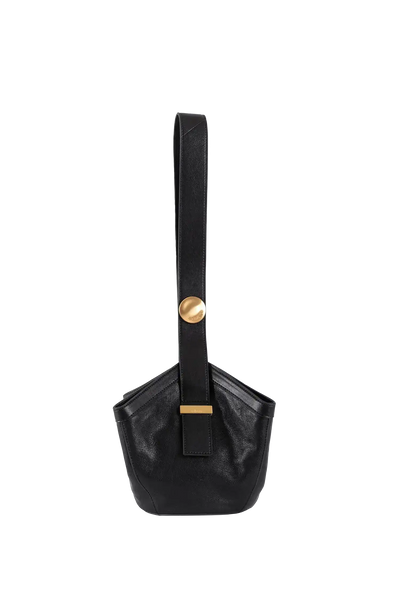 Bolsa preta com alça longa e detalhes dourados, design brasileiro sofisticado