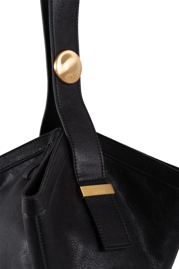 Bolsa preta de couro com detalhes dourados e logo Esthera, design sofisticado e funcional