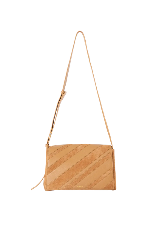 Bolsa tiracolo em camurça na cor com tom elegante com fechamento seguro e alça ajustável confortável, design sofisticado e funcional ideal para o dia a dia.