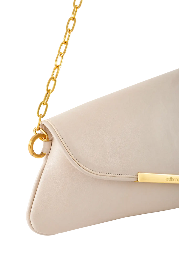 Bolsa de ombro em couro legítimo na cor areia com fecho refinado e alças estruturadas, design sofisticado e funcional ideal para o dia a dia.