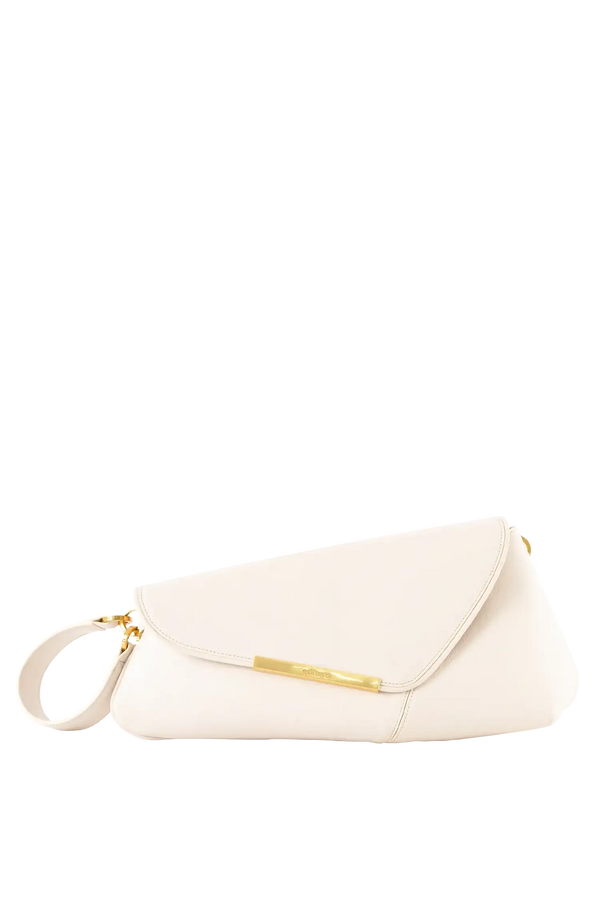 Bolsa de ombro em couro legítimo na cor areia com fecho refinado e alças estruturadas, design sofisticado e funcional ideal para o dia a dia.
