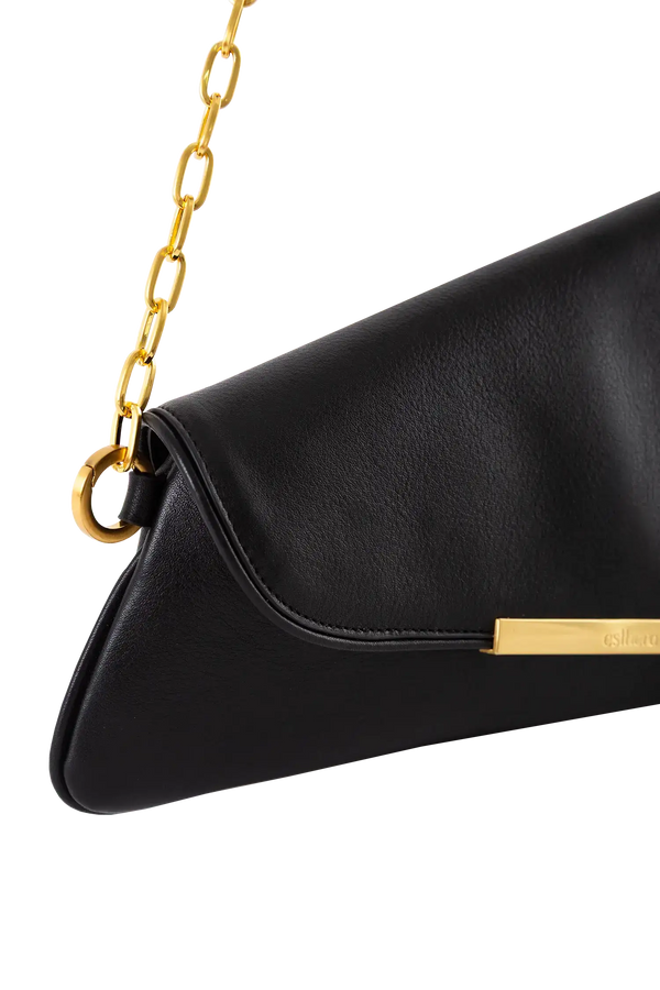 Bolsa de ombro em couro legítimo na cor preta com fecho refinado e alças estruturadas, design sofisticado e funcional ideal para o dia a dia.