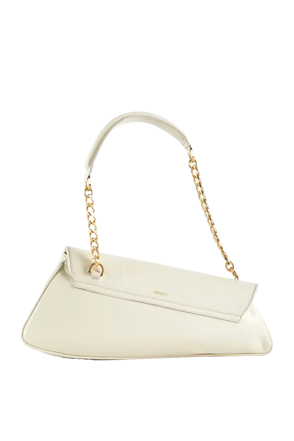 Bolsa branca com alça de corrente dourada e design moderno, ideal para looks sofisticados e funcionais.
