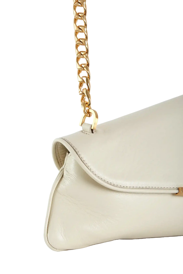 Bolsa branca com alça de corrente dourada, design sofisticado e acabamento em couro