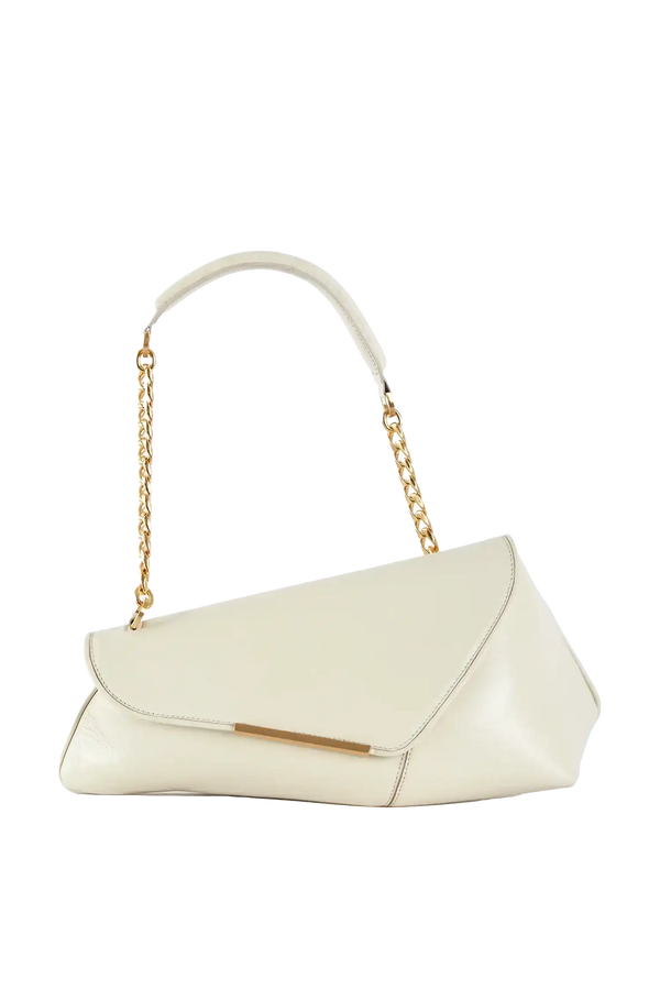 Bolsa branca com alça de corrente dourada e design moderno, ideal para looks sofisticados e funcionais.